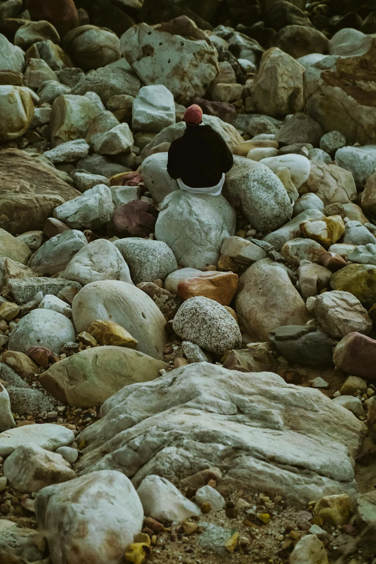Persona Meditando En Rocas